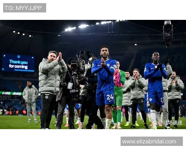 足球球星更衣室穿拖鞋瞬间曝光 球场与休闲完美融合引发热议